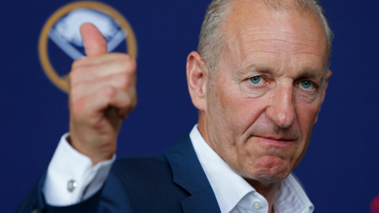 Skinner's contract overshadows new Sabres coach's arrival